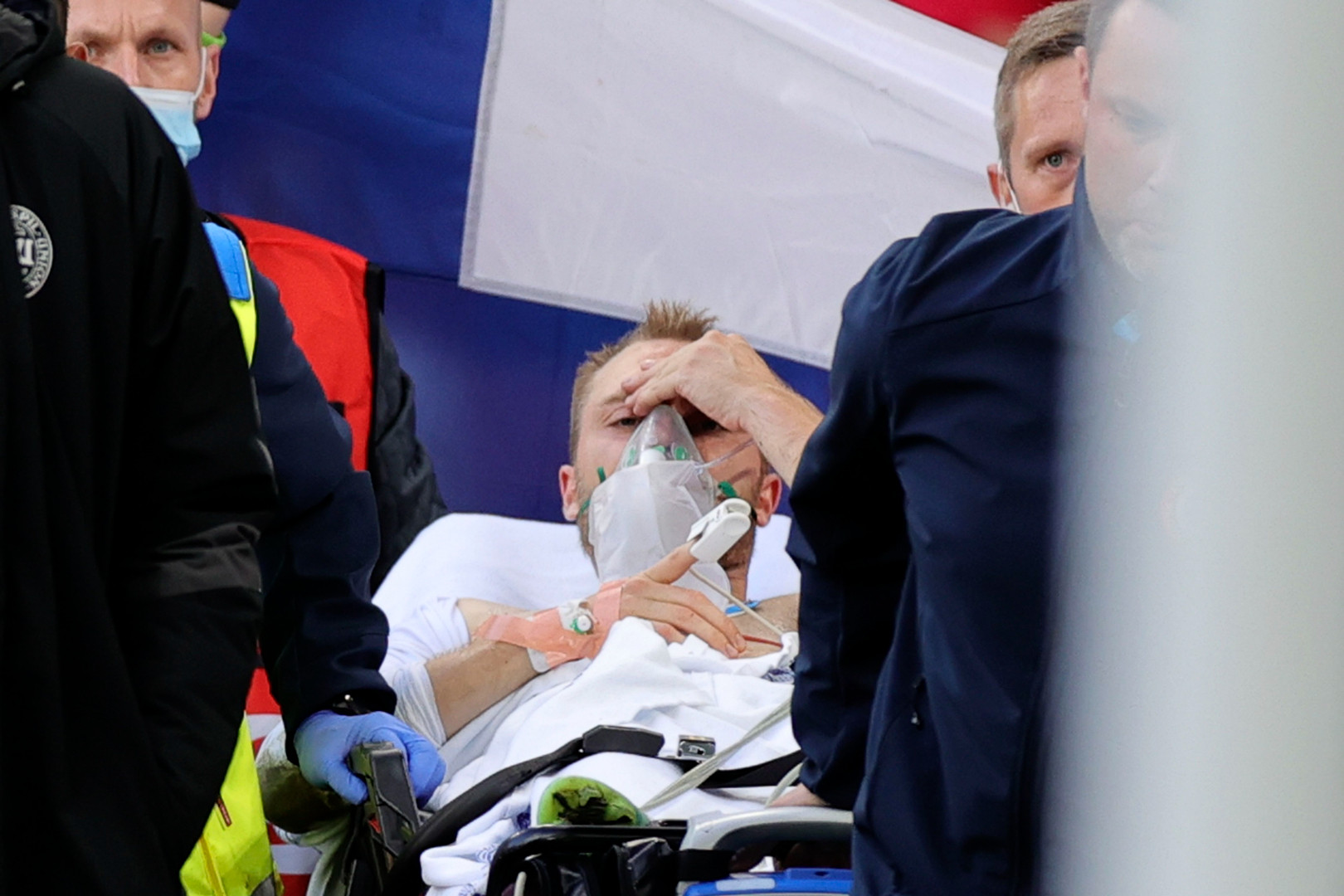 Футболіст збірної Данії Крістіан Еріксен ледь не помер на полі: що варто  знати про моторошний інцидент на Євро-2020 | БукІнфо