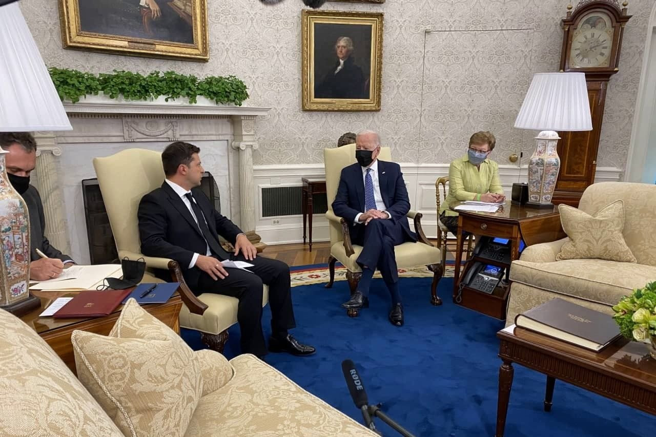 Зеленський і Байден провели зустріч у Білому домі. США допомагатимуть  Україні утверджувати свій суверенітет | БукІнфо