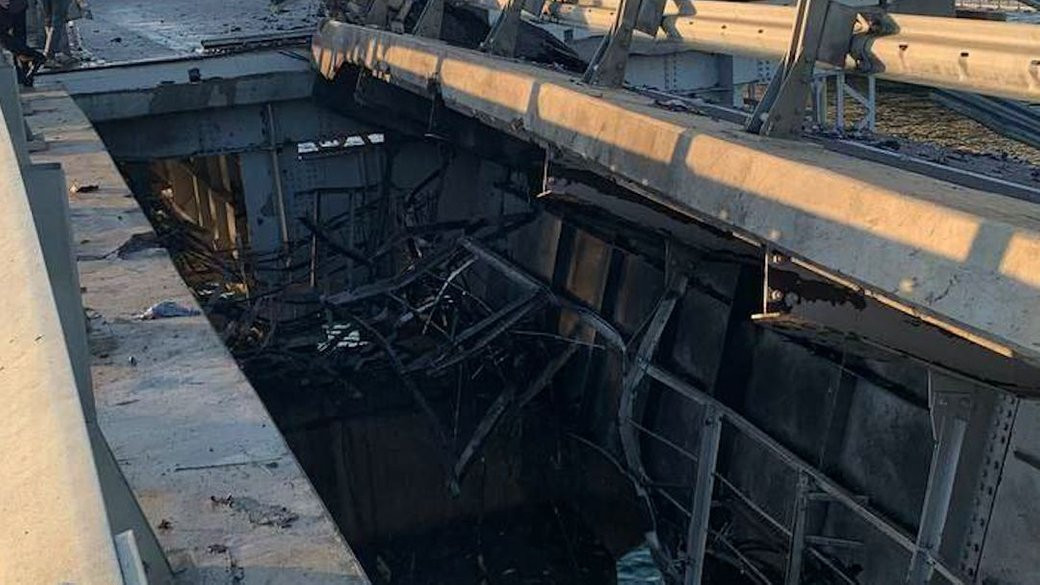 На Кримському мосту пошкоджено дорогу внаслідок "надзвичайної події" 17 липня 2023 року.