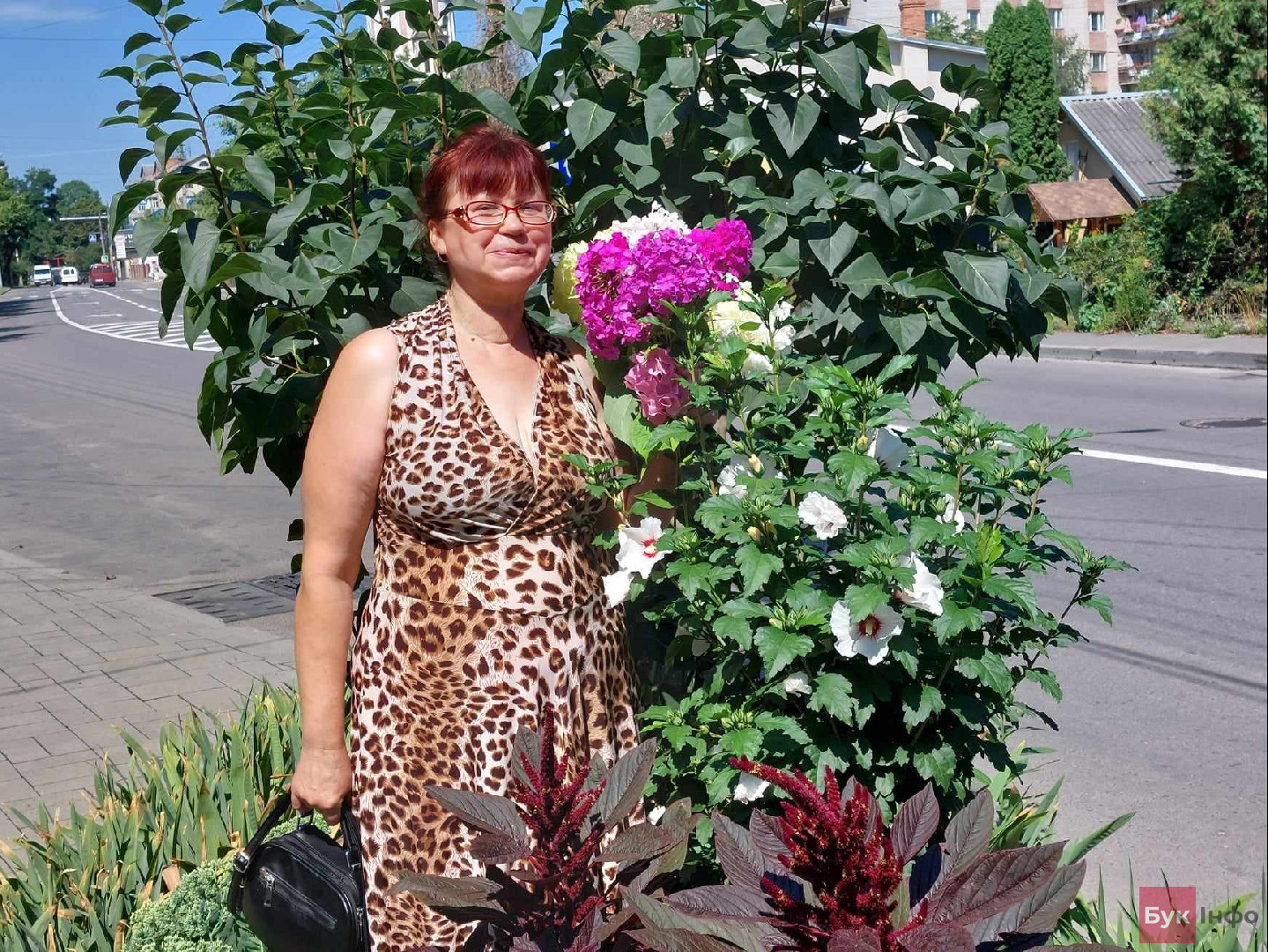 Наталія Андрущак яскравими квітами озеленила частину вулиці Білоруської, а також прилеглих