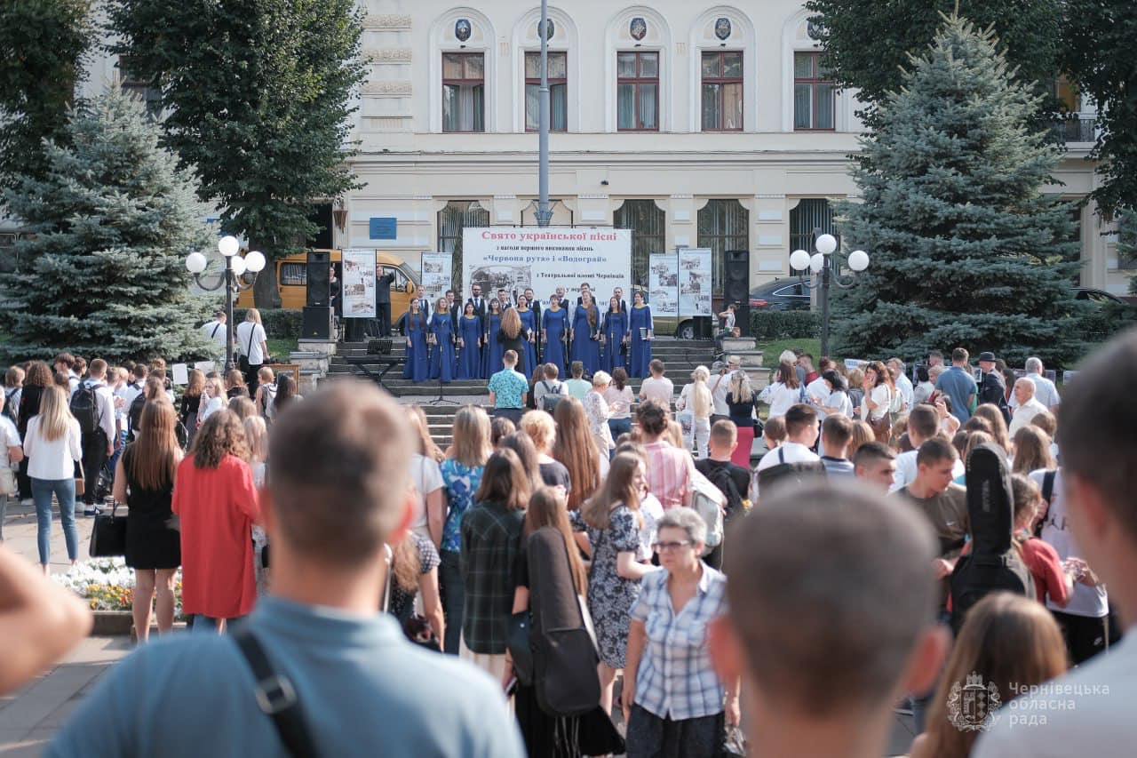 Свято української пісні відбулося на Театральній площі в Чернівцях