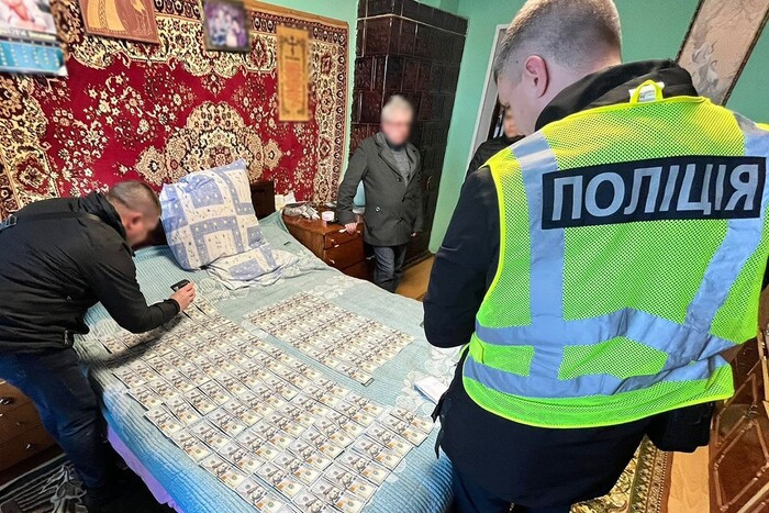Під час обшуків поліцейські виявили та вилучили майже 20 тисяч доларів і 40 тисяч гривень, банківські картки