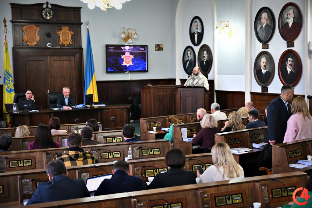 Буковинські митці просять міську владу створити "містечко народних майстрів" біля кінотеатру "Чернівці" - що було на сесії міськради