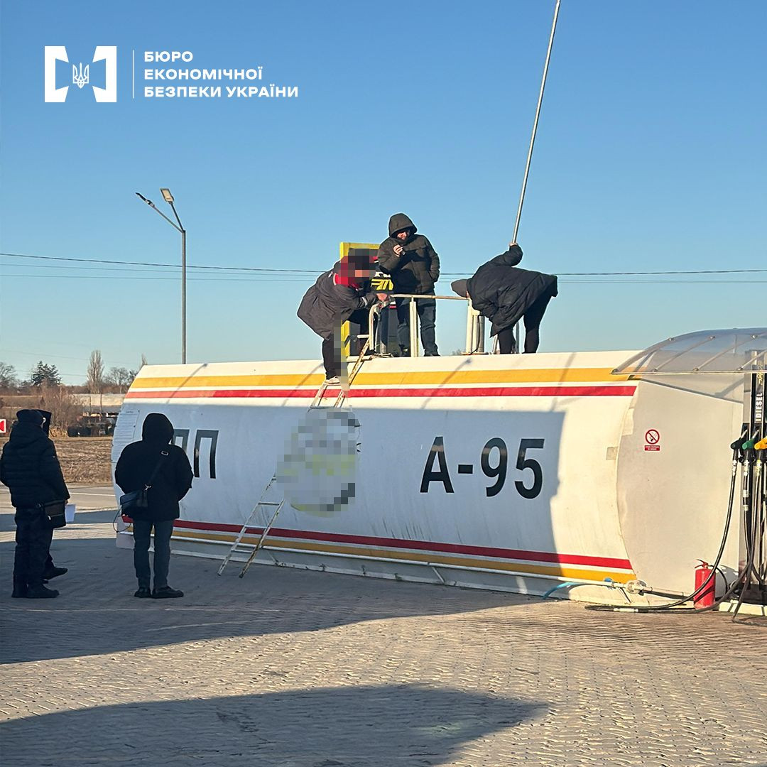 Та сама історія: на Буковині БЕБ не випускає з "тісних лещат" власника заправки, який продавав підробне пальне, куплене у підпільних виробників