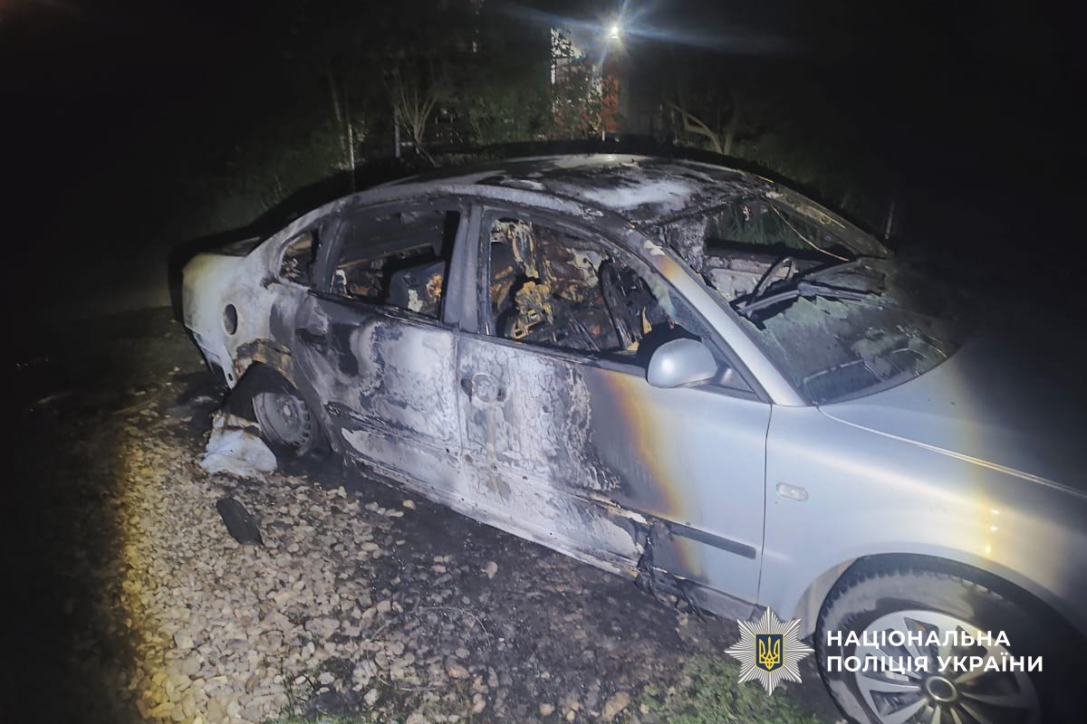-
У Глибоці затримали чоловіка, який після сварки спалив автомобіль свого знайомого