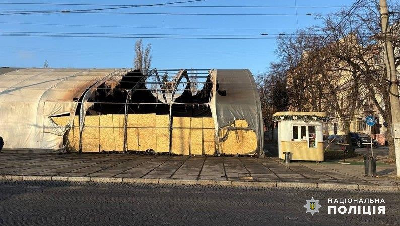 -
У Чернівцях судитимуть чоловіка, який спалив намети із гуманітарною допомогою на Соборній площі