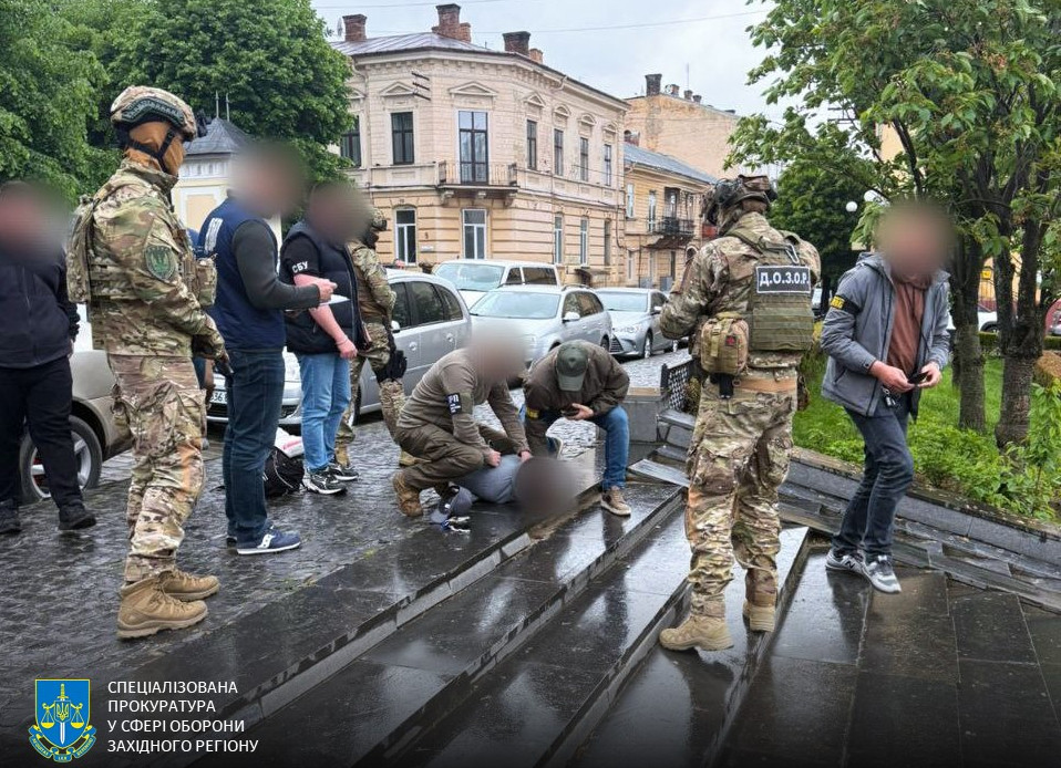 Спецоперація на площі Філармонії: буковинського правоохоронця затримали у Чернівцях за спробу переправлення чоловіків та підкупу прикордонника