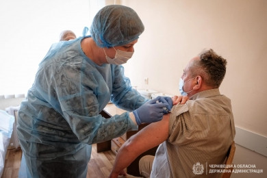 За перший тиждень на вакцинацію записалося більше 300 відомих діячів Буковини
