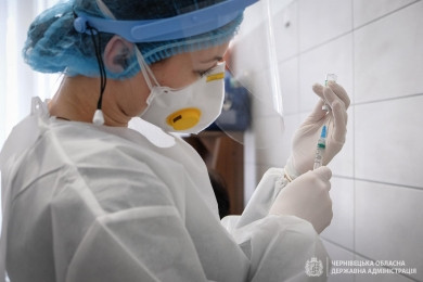 На Буковині медики почали активно вакцинуватися, хоча в деяких районах ще слухають московських попів