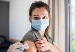 Китайська вакцина CoronaVac викликає вищу імунну відповідь у жінок