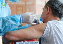 Лікар Комаровський: Чи можна другу дозу зробити іншою вакциною? І що буде через рік