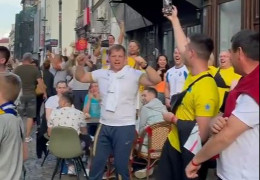 Як фанати збірних Австрії та України разом заспівали "Путін – х**ло!" перед матчем Євро-2020