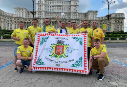 В Бухаресті вболівальники із Чернівців перед матчем з Австрією розгорнули прапор міста