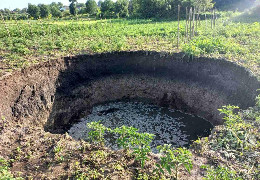 У селі Рукшин Дністровського району неподалік житлового будинку утворилося глибоке карстове провалля ґрунту