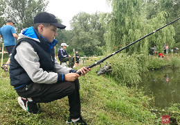 У буковинському селі Мамаївці на День молоді провели оригінальне змагання для юних рибалок