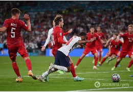 Спірний пенальті та два м'ячі на полі: Англія в скандальному матчі перемогла Данію і вийшла до фіналу Євро-2020