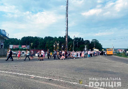 На Буковині поліцейські стежать за безпекою вірян-учасників хресної ходи