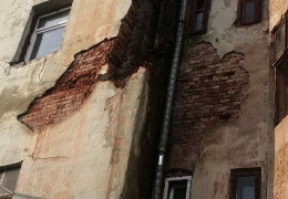 У Чернівцях під час зливи обвалилась частина стіни житлового будинку