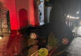 Аварія у Молниці: 22-річний водій на євроблясі врізався в бетонну огорожу храму і отримав травму голови
