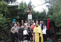 У Вашківецькій громаді відкрили пам’ятник автору легендарної пісні "Черемшина" Миколі Юрійчуку