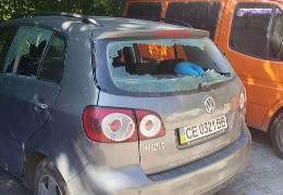 У Чернівцях невідомі особи розтрощили автомобіль директора парку «Жовтневий»