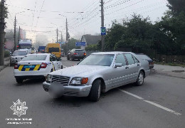У Чернівцях на вулиці Руській "Мерседес" стукнув поліцейське авто