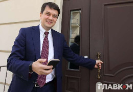 7 жовтня: Рада включила до порядку денного розгляд питання про відставку Разумкова. Він готовий судитись, якщо позбавлять мандата