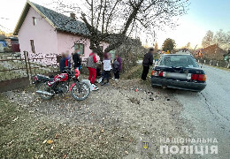 На Буковині мотоцикліст напідпитку врізався у припарковане авто: постраждали діти