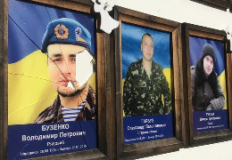Портрети загиблих героїв АТО на Центральній площі розтрощили діти, які грались м’ячем