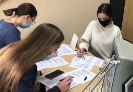 У Чернівецькій області студенти-медики створили кол-центр, де запрошують людей вакцинуватись