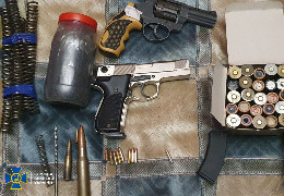 Пістолети, револьвери, карабіни та гвинтівки: СБУ викрила підпільну зброярню на Буковині