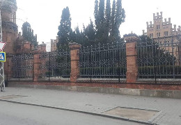 Громадські активісти добилися, що в ЧНУ зняли з історичного паркану банер "Велика реставрація" Зеленського