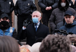 Жителі Банилова, які потерпають від зруйнованого газопроводу, біля стін ОДА освистали Осачука та проводжали криками: "Ганьба, йди у відставку"