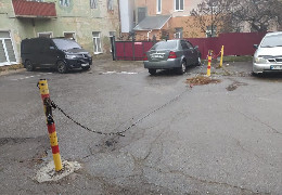 У Чернівцях почали демонтаж незаконних конструкцій, які обмежують паркування чи проїзд