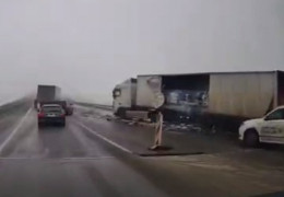 ДТП на Буковині: дві вантажівки зіткнулись на трасі біля Рингача