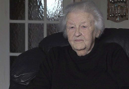 Не змогла стримати сліз: пенсіонерці повернули обручку, яку вона втратила 50 років тому