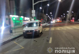 На проспекті Незалежності у Чернівцях авто збило двох чернівчанок, які перходили дорогу на заборонений сигнал світлофора