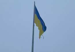 На багатостраждальному флагштоку у Чернівцях знову пошкодився прапор