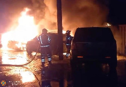 Минулої ночі у Новоселиці згоріли чотири елітні авто: BMW X6, Porsche Cayenne, Mercedes-Benz та Range Rover