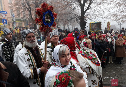 9 січня на сходах Ратуші файно танцювали та співали різдвяні колядки чимало народних гуртів з Чернівців та передмістя