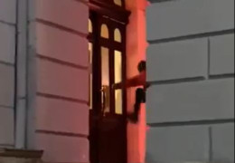 З’явилося відео, як у Чернівцях хуліган вибивав двері міської ради