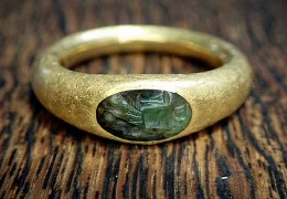 Справжній скарб: чоловік знайшов у своєму дворі перстень часів Римської імперії