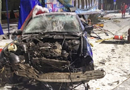 П’яний водій BMW на повній швидкості розтрощив частину "Різдвяного містечка" у Чернівцях.