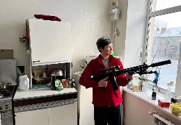 "Ми будемо боротися": The Times присвятив статтю українці-матері трьох дітей, яка готова стріляти по ворогові