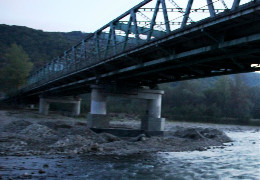 У Вижниці з мосту до Черемошу стрибнув чоловік і важко травмувався: медики борються за його життя