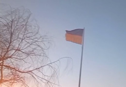 «Пам'ятник Осачуку»: у Чернівцях на флагштоку висить роздертий стяг