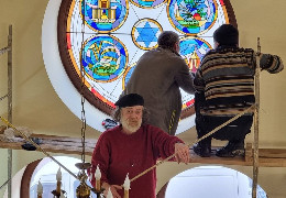 У головній синагозі Буковини встановили унікальні вітражі, які створив художник Анатолій Федірко