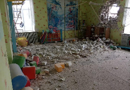 Загострення на Донбасі: бойовики обстріляли майже всю лінію розмежування, снаряди влучили в дитсадок і школу, є поранені — що відбувається