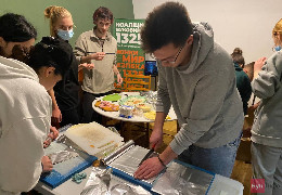 Чернівецькі волонтери готують їжу для діток, яких автобуси більше доби везуть із зони бойових дій