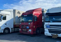 На Чернівецькій митниці затримали вантажівки з продуктами, шинами, акумуляторами з країн-агресорів та передала ВСУ і Нацгвардії